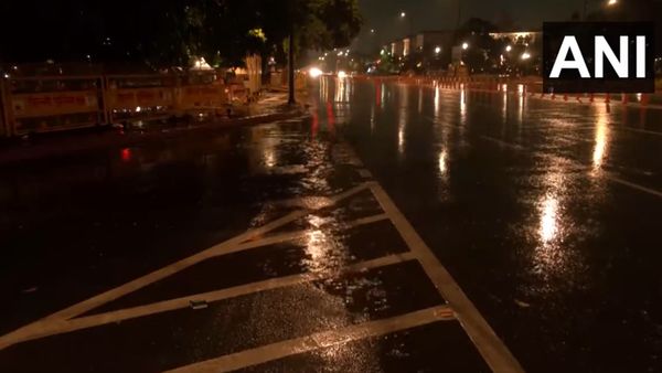 Delhi Rain: दिल्ली-NCR में गरज के साथ हुई झमाझम बारिश, पहाड़ों पर बर्फबारी, बदला मौसम का मिजाज