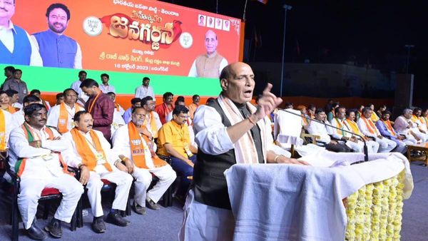 लक्ष्मी की 'कार' या फिर 'हाथ'नहीं, कमल ही सवारी, तेलंगाना में बोले राजनाथ सिंह