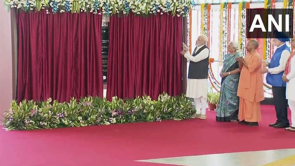 पीएम मोदी ने दिखाई रैपिड रेल को हरी झंडी, दुहाई तक किया सफर