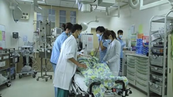 दाढ़ी को प्लास्टिक के ग्लव्स से बांधा, पेशाब पर बिठाकर रखा.. ब्रिटेन में सिख मरीज के साथ हैवानियत