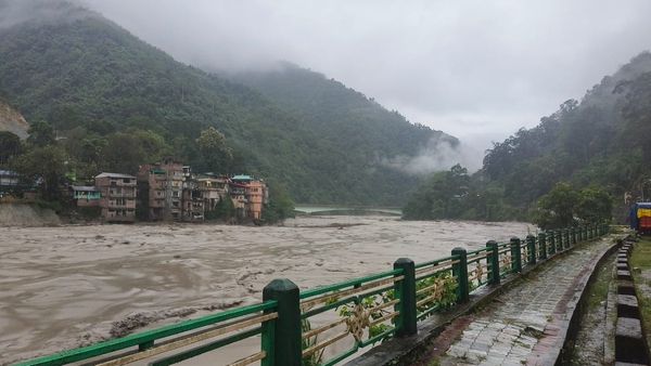 Sikkim flood: सिक्किम में ल्होनाक झील के ऊपर फटा बादल, सेना के 23 जवान लापता