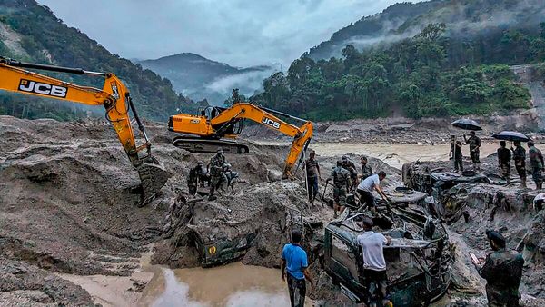 Sikkim Floods: सिक्किम बाढ़ में अब तक 56 मौतें, 140 लापता, चारों तरफ फैली तबाही, CM ने की हाई लेवल बैठक
