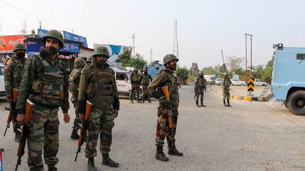 J&K News: श्रीनगर-कुपवाड़ा हाईवे पर टला बड़ा आतंकी हमला, 3-सिलेंडर IED सेना ने किए नष्ट
