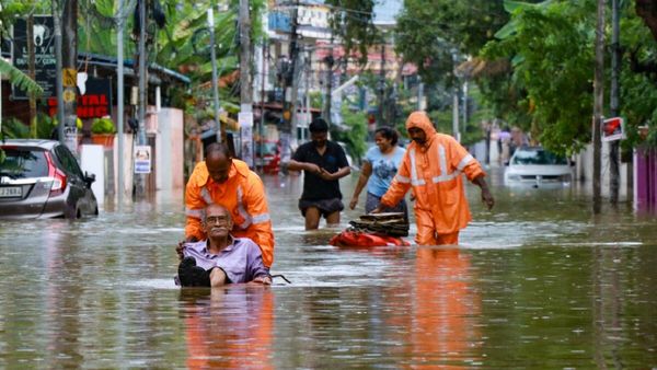 Kerala Floods: 12 जिलों में येलो अलर्ट जारी, कोच्चि और तिरुवनंतपुरम में बाढ़ जैसे हालात