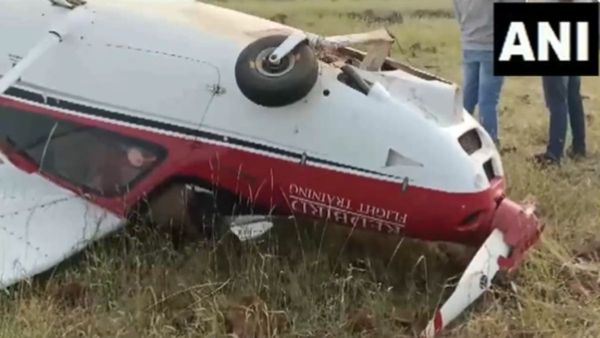 Pune Aircraft Crash: 4 दिन में दूसरा ट्रेनी एयरक्रॉफ्ट क्रैश, इमरजेंसी लैंडिंग के दौरान हादसा, दो लोग घायल