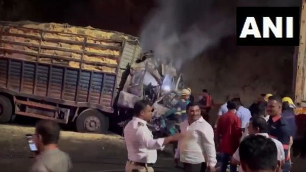 महाराष्ट्र: पुणे में ट्रक में आग लगने से 4 लोगों की मौत, गाड़ी जलकर राख