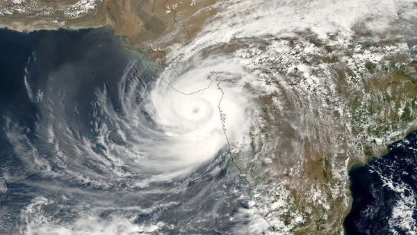 Weather alert: अरब सागर के ऊपर तूफान के संकेत, चक्रवात में बदलने की आशंका