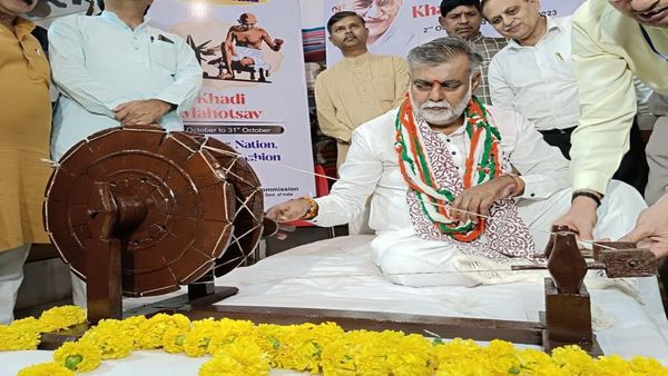 Bhopal: गांधी जयंती पर मंत्री प्रहलाद पटेल पहुंचे खादी ग्रामोद्योग भंडार, लोगों से खादी अपनाने का किया आह्वान