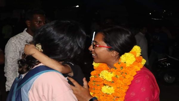 Bhopal: SDM निशा बांगरे ने जेल से बाहर आते ही बेटे को लगाया गले, बोली- लोकतंत्र की लड़ाई में जनता मेरे साथ