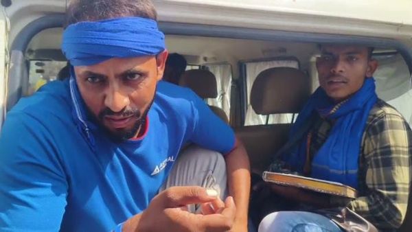 हांथ में संविधान की किताब लेकर जेल भरो आंदोलन में भाग लेने आ रहे भीम आर्मी के समर्थकों को पुलिस ने पकड़ा