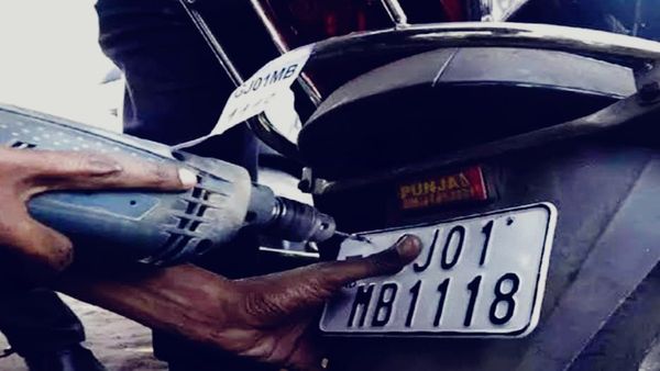 Bhopal News: सभी पुराने वाहनों पर लगानी होगी हाई सिक्योरिटी नंबर प्लेट, वरना लगेगा 500 रुपये का जुर्माना