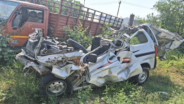 Yamuna Expressway Accident: एक ही परिवार के 5 लोगों की मौत, गमी में शामिल होने जा रहे थे सभी