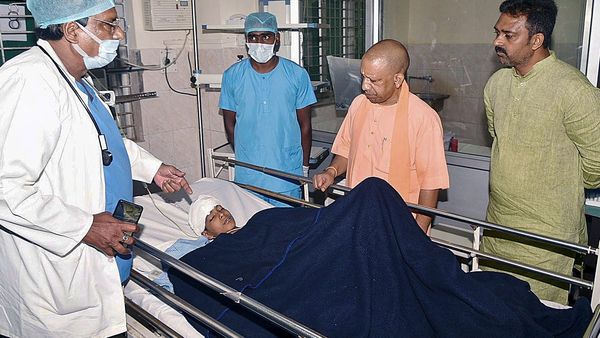 UP News: देवरिया हत्याकांड में CM योगी ने की कार्रवाई, कई अधिकारियों पर गिरी गाज, SDM-CO और तहसीलदार सस्पेंड