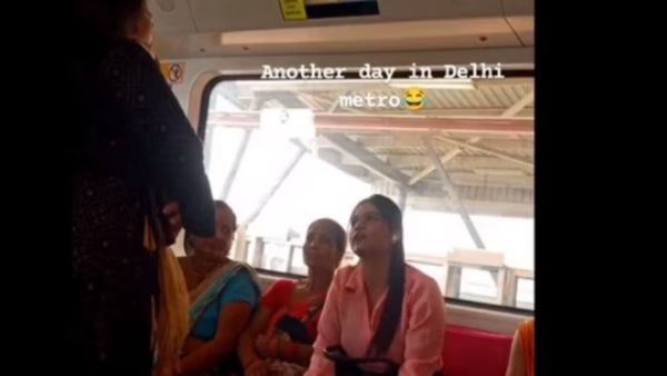 Delhi Metro में सीट को लेकर दो महिलाओं में छिड़ी बहस, टूटी-फूटी अंग्रेजी सुनकर लोगों की छूट पड़ी हंसी