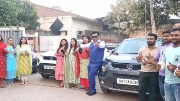 दिवाली से पहले बॉस ने कर्मचारियों को गिफ्ट में दी कार, चपरासी को भी मिला तोहफा