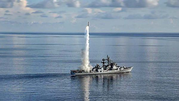 BrahMos: बंगाल की खाड़ी में ब्रह्मोस की सफल फायरिंग, जानिए कैसे बढ़ रही तीनों सेनाओं की ताकत