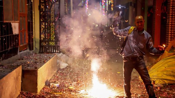 '...दिल्ली न बनें', बॉम्बे HC ने पटाखे फोड़ने का वक्त घटाकर 2 घंटे कर दिया