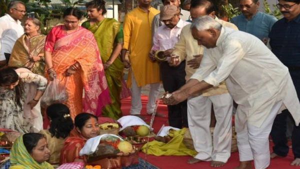 Chhath Puja: 'सीएम नीतीश ने दोपहर में ही किया अर्घ्यदान...', तस्वीर को लेकर बड़ा दावा