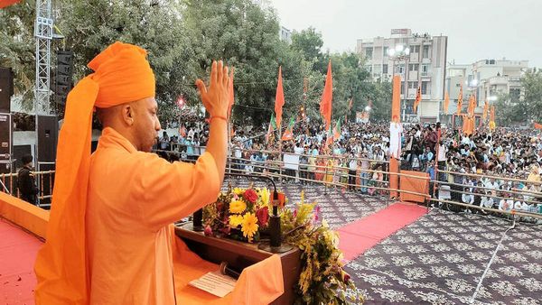 UP News: लाउडस्पीकर के खिलाफ यूपी पुलिस की कार्रवाई, इन जगहों से हटाए गए ध्वनि विस्तारक यंत्र