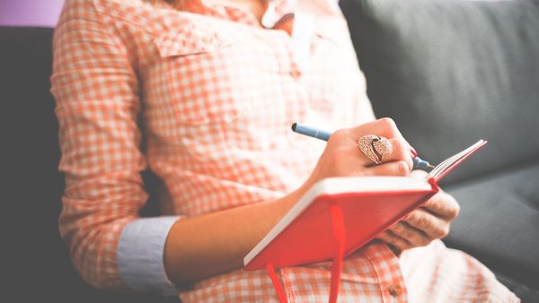 Diary Writing: डायरी लिखने से रहता है मानसिक स्वास्थ्य बेहतर