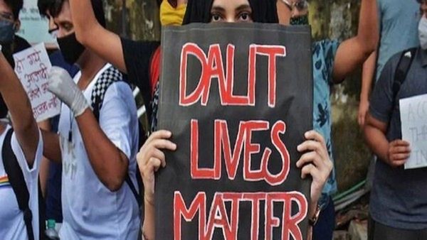 गुजरात में शर्मसार करने वाली घटना, सैलरी मांगने पर दलित व्यक्ति के मुंह में डाला जूता