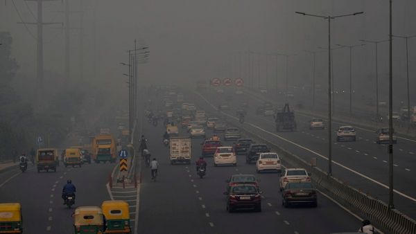 Delhi Pollution: दिल्ली में हवा का स्तर पहुंचा खतरनाक लेवल पर, लागू किया गया GRAP का फेज-3