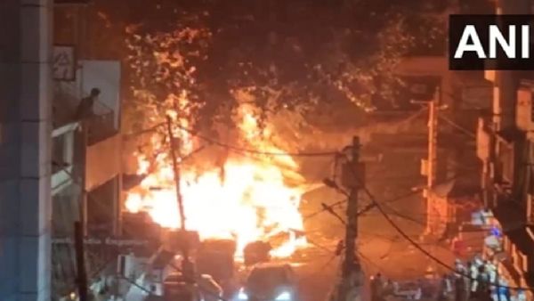 Delhi Fire: दिवाली पर्व पर तिलक नगर की दुकानों में लगी भीषण आग, दमकल ने पाया काबू