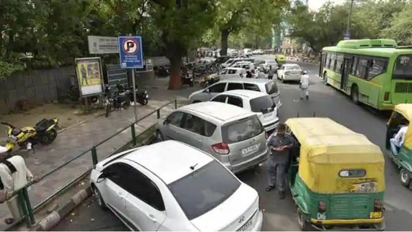 Delhi Parking Fees Hike: दिल्ली में बढ़ते प्रदूषण के बीच सख्ती, निजी वाहनों का पार्किंग शुल्क हुआ दोगुना
