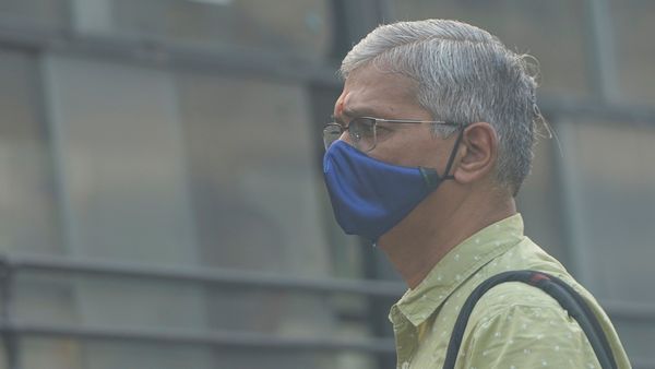 Delhi Pollution: दिल्ली की हवा आज भी जहरीली, AQI 448, उपराज्यपाल बोले-घर के अंदर ही रहें