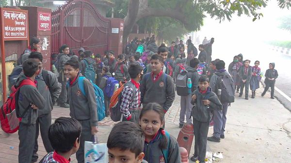 Delhi Air Pollution: दिल्ली में AQI 'बहुत खराब' श्रेणी में, सभी प्राइमरी स्कूल अगले दो दिनों तक बंद