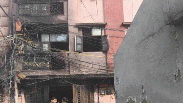 दिल्ली शकरपुर अग्निकांड: पिता ने 3 साल के मासूम को बालकनी से फेंका, फिर परिवार के लोग कूदे, सभी 4 अस्पताल में