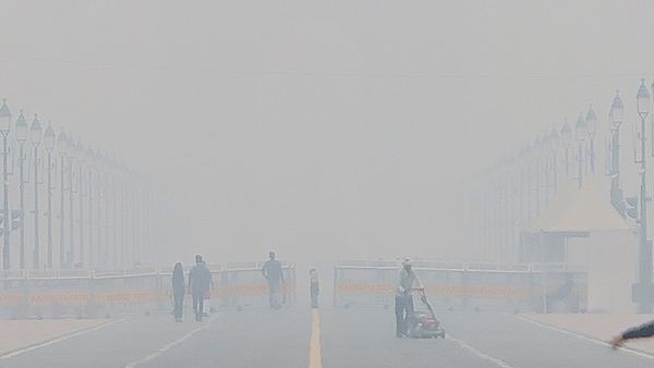 Weather: दिल्ली में बारिश के बाद ठंड और कोहरा बढ़ा, प्रदूषण से कोई राहत नहीं, जानें कैसा रहेगा मौसम