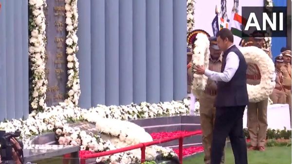 26/11 आतंकी हमला: डिप्टी सीएम फडनवीस ने जान की बाजी लगाने वाले जवानों को दी श्रद्धांजलि