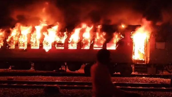 Video: बड़ा हादसा! नई दिल्ली-दरभंगा क्लोन एक्सप्रेस में लगी आग, छठ पूजा के चलते ट्रेन में थे हजारों लोग