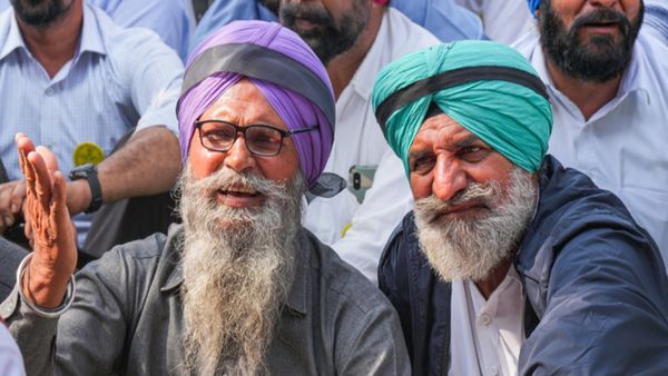OROP के खिलाफ रेलवे ट्रैक पर बैठे पूर्व सैनिक, 12 घंटे तक किया प्रदर्शन