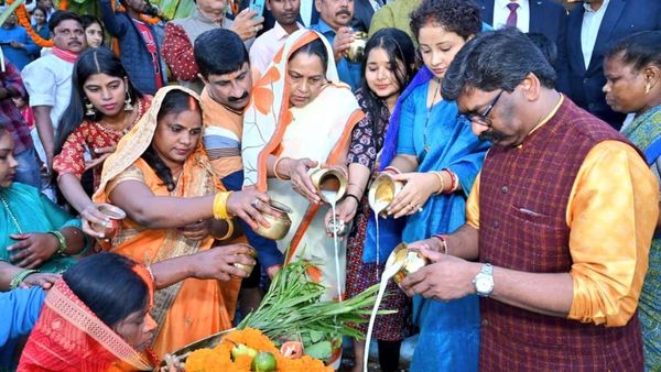 छठ पर्व की सीएम हेमंत सोरेन ने दी शुभकामनाएं, पत्नी के साथ सूर्य को दिया अर्घ्य