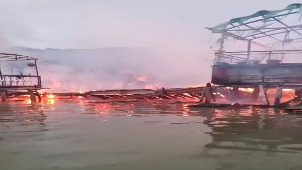 House Boat Fire: श्रीनगर की डल झील में हाउसबोट आग में 3 बांग्लादेशी पर्यटकों की मौत, करोड़ों का नुकसान
