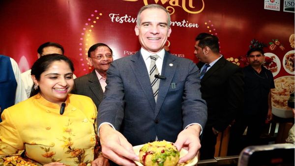 दिवाली पर अमेरिकी राजदूत का शाहरूख खान के गाने पर डांस... भारत के साथ कल्चरल डिप्लोमेसी की तरफ बढ़ा अमेरिका?