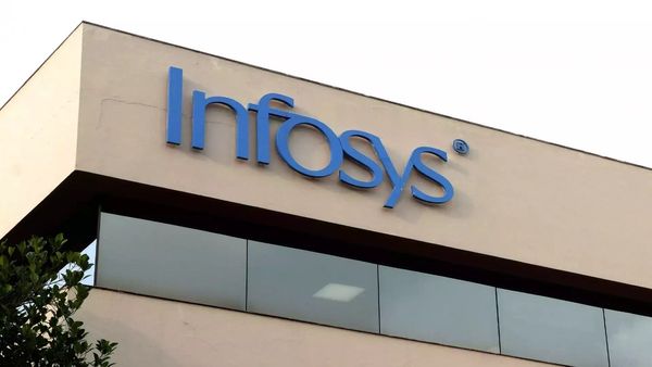 Infosys variable pay: वेतन वृद्धि रोकने के बाद इन्फोसिस का बड़ा कदम, 80% कर्मचारियों को मिलेगा वैरिएबल पे
