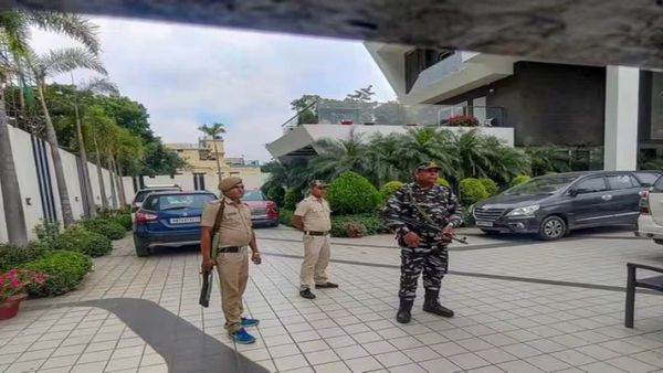 MP समेत 5 राज्यों में सोम डिस्लरी के 50 से ज्यादा ठिकानों पर IT विभाग की रेड, चुनाव से पहले इस एक्शन से हड़कंप