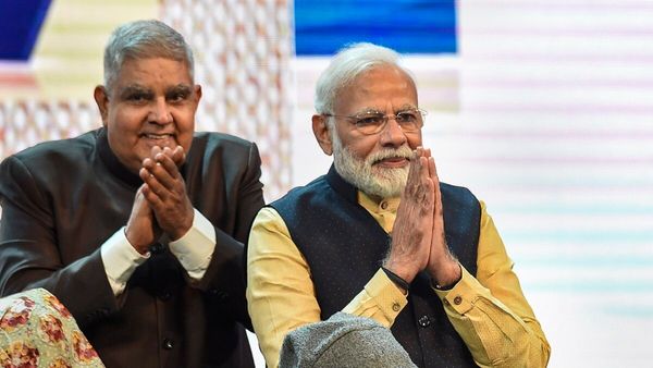 'गांधी बीती सदी के महापुरुष, मोदी युगपुरुष', उपराष्ट्रपति धनखड़ ने बापू से की PM की तुलना, कांग्रेस ने कसा तंज