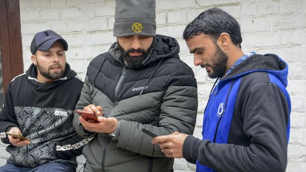 जम्मू-कश्मीर: पुलवामा के वामपोरा-हुनिपोरा इलाकों में मोबाइल इंटरनेट सेवा निलंबित, जानें कब तक रहेगी पाबंदी