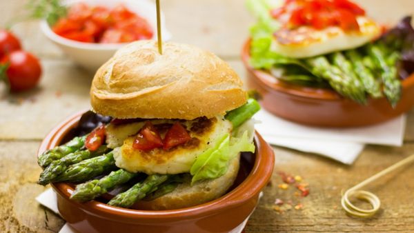 628 रुपये के सैंडविच के बदले गलती से महिला ने दी 6 लाख रुपये की टिप, अकाउंट देख उड़ गए होश