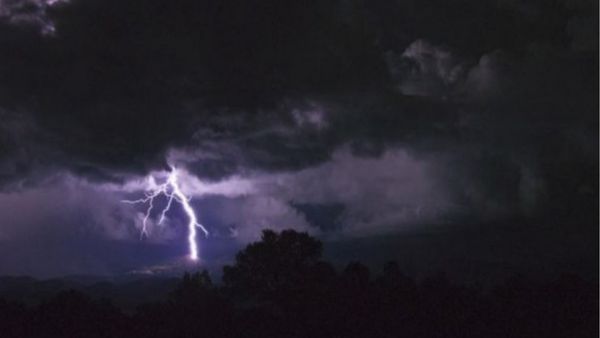 तमिलनाडु: बिजली गिरने से दो युवकों की मौत, 18 लोग घायल, बारिश से बचने के लिए बैठे थे पेड़ के नीचे