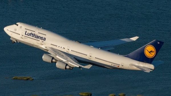 Flight: पति-पत्नी के बीच बवाल के बाद दिल्ली एयरपोर्ट पर लुफ्थांसा फ्लाइट की इमरजेंसी लैंडिंग, गार्ड बुलाए