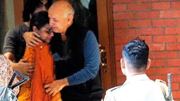 'ये तस्वीर देख आंखें नम हैं', मनीष सिसोदिया को अपनी बीमार पत्नी से मिलने की इजाजत पर बोले राघव चड्ढा
