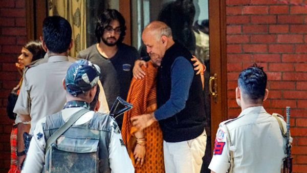 मनीष सिसोदिया की तस्वीर देख भावुक हुए अरविंद केजरीवाल, पूछा- क्या ऐसा अन्याय सही है?