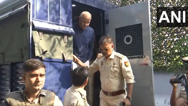 बीमार पत्नी से मिलने जेल से घर पहुंचे मनीष सिसोदिया, कोर्ट ने 6 घंटे की दी है अनुमति