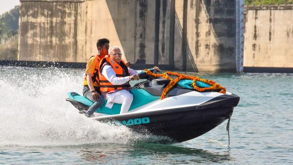 हथिनी कुंड बैराज में सीएम मनोहर लाल खट्टर ने चलाई जेट स्की, वाटर स्पोर्ट्स का किया शुभारंभ