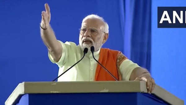 'बेटा ऐसा करने से लाभ नहीं होगा, मैं आपके लिए आया हूं', जनसभा में खंभे पर चढ़ी लड़की से PM मोदी ने की अपील